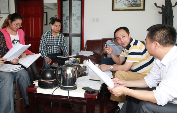 我公司人員認真聆聽平煤質檢處王處長講解企業標準。