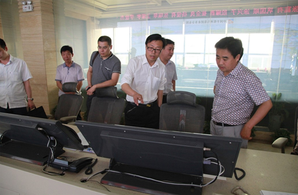 李總陪同河南國龍礦業建設有限公司領導考察團參觀平煤集團總調度室