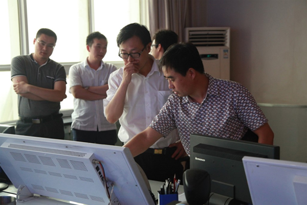 李總在天昊實業公司總調度室里為河南國龍礦業建設有限公司領導考察團全方面的演示調度系統的功能